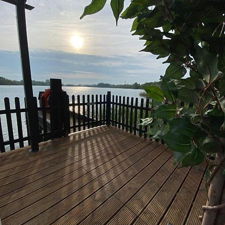 צ'יצ'סטר Lodge On The Lake At Lakeside Holiday Park מראה חיצוני תמונה