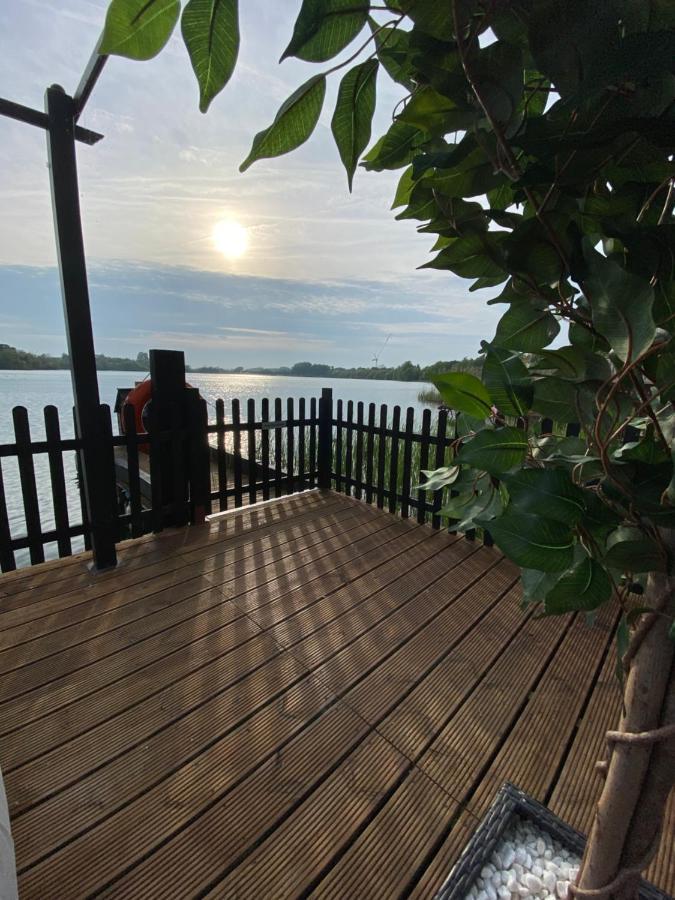 צ'יצ'סטר Lodge On The Lake At Lakeside Holiday Park מראה חיצוני תמונה