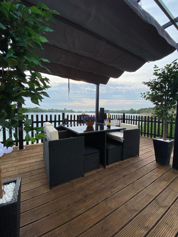 צ'יצ'סטר Lodge On The Lake At Lakeside Holiday Park מראה חיצוני תמונה